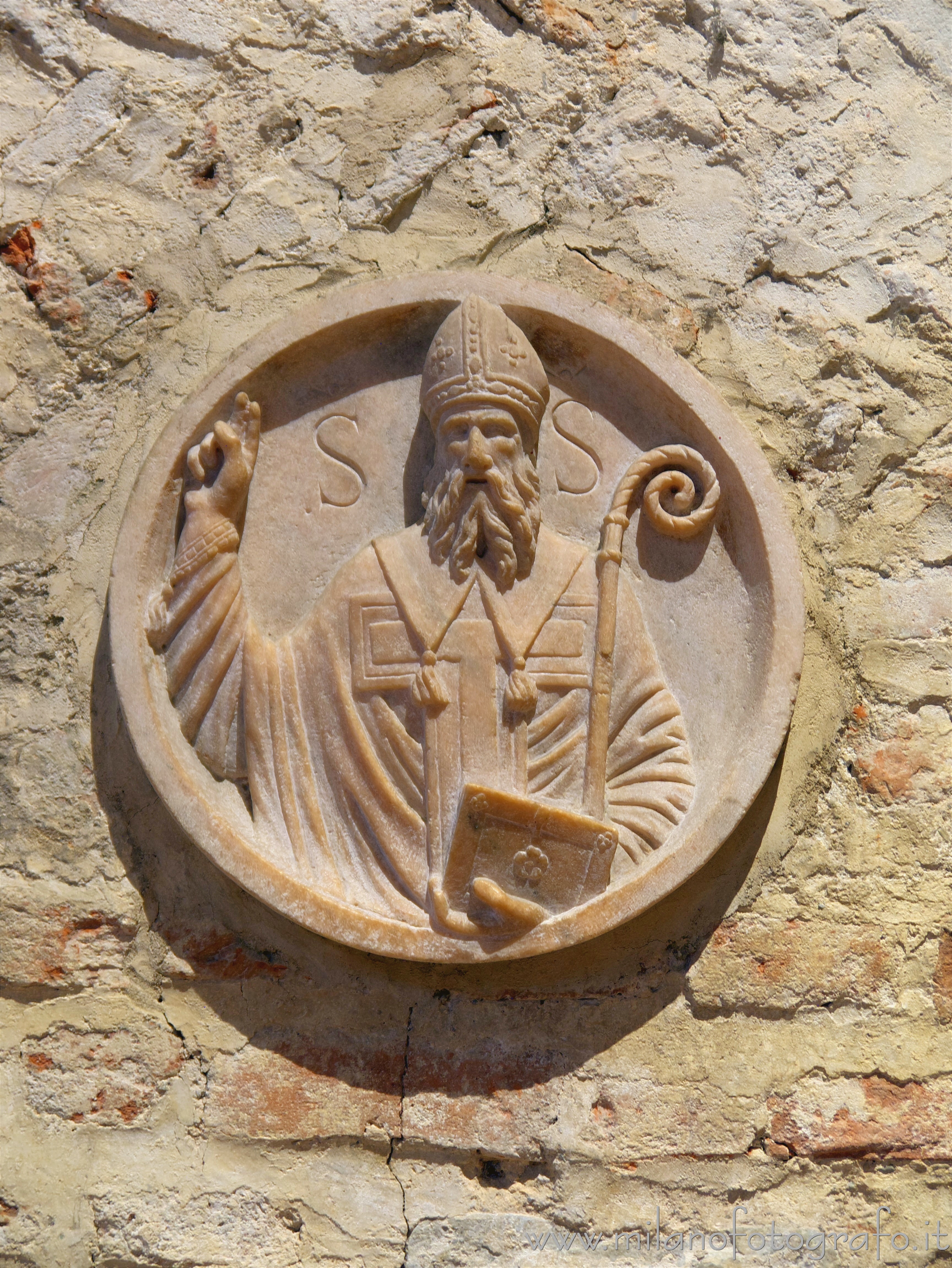 Milano - Tondo con bassorilievo raffigurante San Simpliciano nella Basilica di San Simpliciano - Foto a piena risoluzione